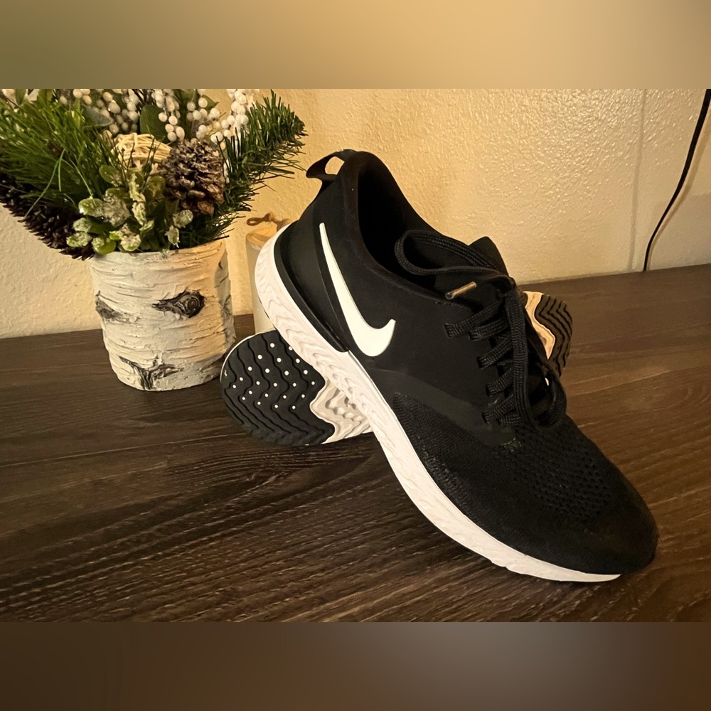 Nike Tennis Shoe US Size 7